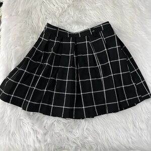 Hot Topic small black and white plaid skirt